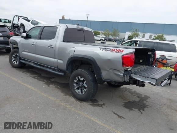 ✅ 2017 Toyota Tacoma SR5 • VIN: 3TMDZ5BN4HM029118 • Lot: 42830453. Wystawiony na IAAI z przebiegiem 171 231 mil. Bezpłatny archiwum sprzedaży aukcyjnych z USA i szczegółowy raport historii pojazdu na DreamBid. Zdjęcie 3.