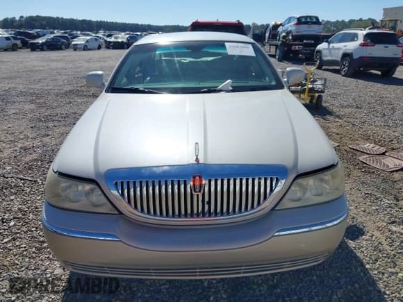 ✅ 2005 Lincoln Town Car Signature Limited • VIN: 1LNHM82W15Y636566 • Lot: 43601805. Listed on IAAI with 196,698 mi. Free auction sales archive from the USA and detailed vehicle history report at DreamBid. Image 12.
