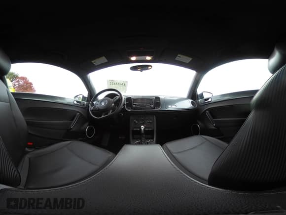 ✅ 2014 Volkswagen Beetle 2.5L • VIN: 3VWJP7ATXEM627288 • Lot: 43653422. Wystawiony na IAAI z przebiegiem 331 072 mil. Bezpłatny archiwum sprzedaży aukcyjnych z USA i szczegółowy raport historii pojazdu na DreamBid. Zdjęcie 19.