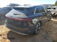 ✅ 2022 Audi e-tron Premium • VIN: WA1AAAGE8NB005610 • Lot: 63919242. Wystawiony na Copart z przebiegiem 10 000 mil. Bezpłatny archiwum sprzedaży aukcyjnych z USA i szczegółowy raport historii pojazdu na DreamBid. Zdjęcie 4.