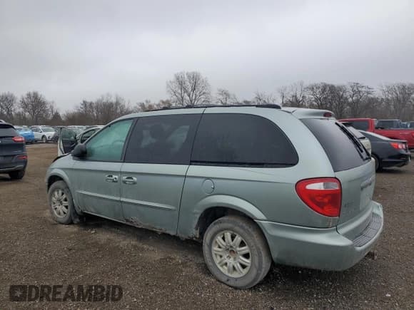 ✅ 2003 Chrysler Town & Country LX • VIN: 2C4GP44L63R157466 • Lot: 92995665. Listed on Copart with 272,597 mi. Free auction sales archive from the USA and detailed vehicle history report at DreamBid. Image 2.