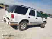 1999 Chevrolet Blazer LT z VIN 1GNDT13W7X2245446, wystawiony jako Copart lot #50569545 z przebiegiem 244 080 mil mil oraz Szkoda całkowita • Salvage title. Historia ofert i sprzedaży dostępna na DreamBid. Obrazek 3.