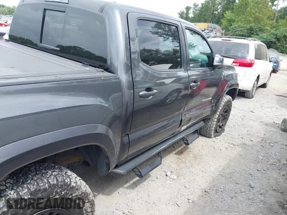 ✅ 2020 Toyota Tacoma SR5 • VIN: 3TMAZ5CNXLM117424 • Lot: 42814654. Wystawiony na IAAI z przebiegiem 95 225 mil. Bezpłatny archiwum sprzedaży aukcyjnych z USA i szczegółowy raport historii pojazdu na DreamBid. Zdjęcie 6.