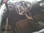 ✅ 2015 Hyundai Veloster • VIN: KMHTC6AD4FU225057 • Lot: 85816814. Wystawiony na Copart z przebiegiem 135 644 mil. Bezpłatny archiwum sprzedaży aukcyjnych z USA i szczegółowy raport historii pojazdu na DreamBid. Zdjęcie 8.