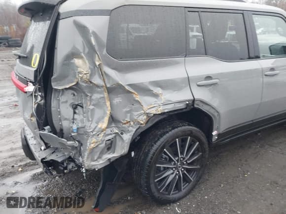 ✅ 2024 Lexus GX 550 Luxury • VIN: JTJVBCDX6R5002471 • Lot: 41014710. Wystawiony na IAAI z przebiegiem 6 804 mil. Bezpłatny archiwum sprzedaży aukcyjnych z USA i szczegółowy raport historii pojazdu na DreamBid. Zdjęcie 6.