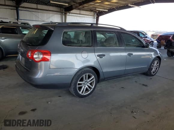 ✅ 2008 Volkswagen Passat Lux • VIN: WVWTK73C28E168047 • Lot: 64069615. Listed on Copart with 122,218 mi. Free auction sales archive from the USA and detailed vehicle history report at DreamBid. Image 3.