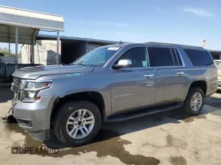 ✅ 2019 Chevrolet Suburban LS • VIN: 1GNSCGKC6KR209877 • Lot: 77125534. Wystawiony na Copart z przebiegiem 67 591 mil. Bezpłatny archiwum sprzedaży aukcyjnych z USA i szczegółowy raport historii pojazdu na DreamBid. Zdjęcie 1.