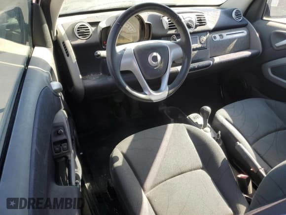 ✅ 2012 Smart fortwo Pure • VIN: WMEEJ3BA8CK532228 • Lot: 69497335. Wystawiony na Copart z przebiegiem 119 122 mil. Bezpłatny archiwum sprzedaży aukcyjnych z USA i szczegółowy raport historii pojazdu na DreamBid. Zdjęcie 8.