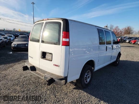 ✅ 2021 GMC Savana Cargo • VIN: 1GTW7AFP3M1270954 • Lot: 81899314. Wystawiony na Copart z przebiegiem 29 640 mil. Bezpłatny archiwum sprzedaży aukcyjnych z USA i szczegółowy raport historii pojazdu na DreamBid. Zdjęcie 4.