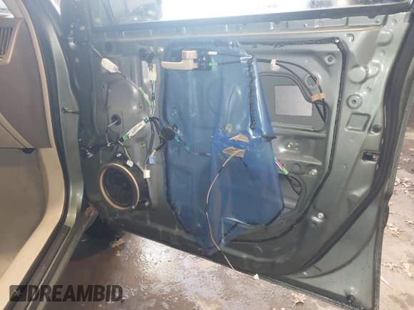 ✅ 2005 Toyota Highlander • VIN: JTEDD21AX50113675 • Lot: 43841872. Wystawiony na IAAI z przebiegiem 211 020 mil. Bezpłatny archiwum sprzedaży aukcyjnych z USA i szczegółowy raport historii pojazdu na DreamBid. Zdjęcie 13.