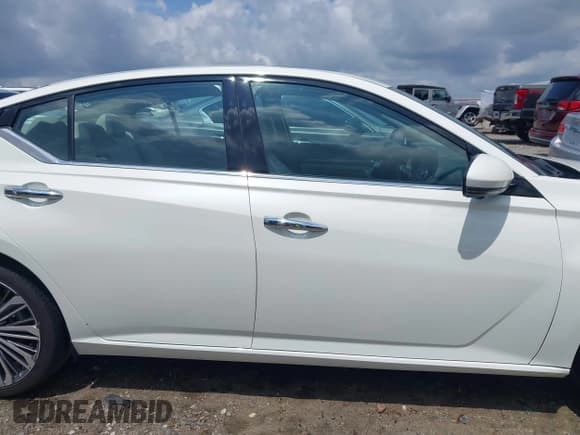 ✅ 2023 Nissan Altima SL • VIN: 1N4BL4EW5PN322625 • Lot: 42450998. Wystawiony na IAAI z przebiegiem 13 449 mil. Bezpłatny archiwum sprzedaży aukcyjnych z USA i szczegółowy raport historii pojazdu na DreamBid. Zdjęcie 14.
