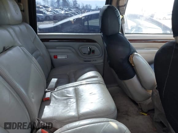 ✅ 1999 Cadillac Escalade • VIN: 1GYEK13R4XR411823 • Lot: 41221246. Wystawiony na IAAI z przebiegiem 184 123 mil. Bezpłatny archiwum sprzedaży aukcyjnych z USA i szczegółowy raport historii pojazdu na DreamBid. Zdjęcie 8.