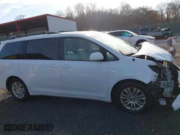 ✅ 2014 Toyota Sienna XLE • VIN: 5TDYK3DC3ES446814 • Lot: 43633717. Listed on IAAI with 119,241 mi. Free auction sales archive from the USA and detailed vehicle history report at DreamBid. Image 13.