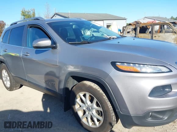 ✅ 2014 Jeep Cherokee Latitude • VIN: 1C4PJLCS3EW143135 • Lot: 43331122. Wystawiony na IAAI z przebiegiem 108 204 mil. Bezpłatny archiwum sprzedaży aukcyjnych z USA i szczegółowy raport historii pojazdu na DreamBid. Zdjęcie 13.
