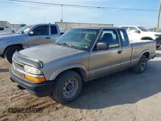 ✅ 2002 Chevrolet S-10 LS • VIN: 1GCCS19WX28127699 • Лот: 42155788. Опубликован ранее на IAAI с пробегом 334 683 миль. Бесплатный доступ к архиву аукционных продаж из США и подробный отчёт об истории автомобиля на DreamBid. Изображение 2.