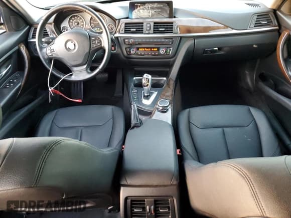 ✅ 2015 BMW 3 Series 320i • VIN: WBA3B1G51FNT07328 • Lot: 92061555. Wystawiony na Copart z przebiegiem 91 759 mil. Bezpłatny archiwum sprzedaży aukcyjnych z USA i szczegółowy raport historii pojazdu na DreamBid. Zdjęcie 8.