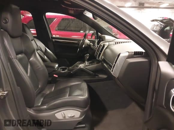 ✅ 2011 Porsche Cayenne • VIN: WP1AA2A28BLA01121 • Lot: 41237268. Wystawiony na IAAI z przebiegiem 134 758 mil. Bezpłatny archiwum sprzedaży aukcyjnych z USA i szczegółowy raport historii pojazdu na DreamBid. Zdjęcie 5.