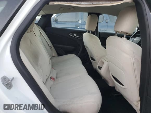 ✅ 2015 Chrysler 200 Limited • VIN: 1C3CCCABXFN607609 • Lot: 92898305. Wystawiony na Copart z przebiegiem 104 068 mil. Bezpłatny archiwum sprzedaży aukcyjnych z USA i szczegółowy raport historii pojazdu na DreamBid. Zdjęcie 10.