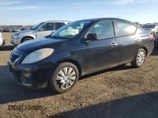 ✅ 2014 Nissan Versa SV • VIN: 3N1CN7AP3EL868283 • Lot: 92593225. Wystawiony na Copart z przebiegiem 214 484 mil. Bezpłatny archiwum sprzedaży aukcyjnych z USA i szczegółowy raport historii pojazdu na DreamBid. Zdjęcie 1.