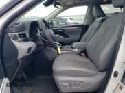 ✅ 2024 Toyota Highlander Hybrid Platinum • VIN: 5TDEBRCH0RS639298 • Лот: 55066015. Опубликован ранее на Copart с пробегом 11 707 миль. Бесплатный доступ к архиву аукционных продаж из США и подробный отчёт об истории автомобиля на DreamBid. Изображение 7.