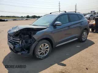 2017 Hyundai Tucson SE z VIN KM8J33A42HU451557, wystawiony jako Copart lot #65680005 z przebiegiem 77 000 mil mil oraz Szkoda całkowita • Salvage title. Historia ofert i sprzedaży dostępna na DreamBid. Obrazek 1.