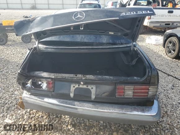 ✅ 1989 Mercedes-Benz 420 SEL • VIN: WDBCA35E7KA458288 • Лот: 71251354. Опубликован ранее на Copart с пробегом 220 774 миль. Бесплатный доступ к архиву аукционных продаж из США и подробный отчёт об истории автомобиля на DreamBid. Изображение 6.