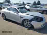 2008 Hyundai Tiburon GT z VIN KMHHN66F08U267030, wystawiony jako Copart lot #67479764 z przebiegiem Nie podano mil oraz Szkoda całkowita • Salvage title. Historia ofert i sprzedaży dostępna na DreamBid. Obrazek 4.