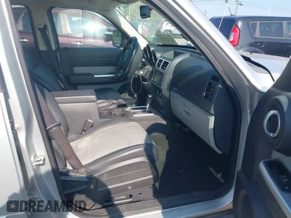 2008 Dodge Nitro SLT z VIN 1D8GT58K88W288773, wystawiony jako IAAI lot #42724555 z przebiegiem 146 365 mil mil oraz . Historia ofert i sprzedaży dostępna na DreamBid. Obrazek 5.