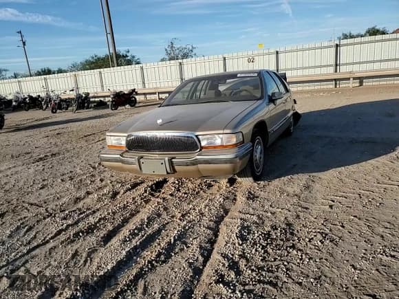 ✅ 1993 Buick Roadmaster • VIN: 1G4BN5375PR417129 • Lot: 81909434. Wystawiony na Copart z przebiegiem 100 081 mil. Bezpłatny archiwum sprzedaży aukcyjnych z USA i szczegółowy raport historii pojazdu na DreamBid. Zdjęcie 10.