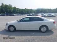 ✅ 2013 Volkswagen Passat S • VIN: 1VWAP7A34DC136456 • Lot: 42464973. Wystawiony na IAAI z przebiegiem 270 448 mil. Bezpłatny archiwum sprzedaży aukcyjnych z USA i szczegółowy raport historii pojazdu na DreamBid. Zdjęcie 15.