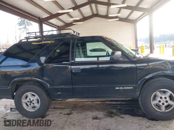 1999 Chevrolet Blazer LS z VIN 1GNCT18W3XK216840, wystawiony jako IAAI lot #41534524 z przebiegiem 199 982 mil mil oraz . Historia ofert i sprzedaży dostępna na DreamBid. Obrazek 13.