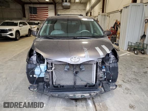 ✅ 2012 Toyota Sienna XLE • VIN: 5TDDK3DC7CS047951 • Lot: 85266065. Wystawiony na Copart z przebiegiem 294 982 mil. Bezpłatny archiwum sprzedaży aukcyjnych z USA i szczegółowy raport historii pojazdu na DreamBid. Zdjęcie 5.