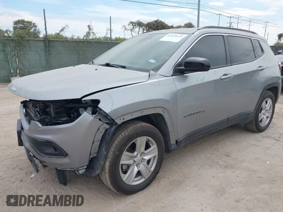 ✅ 2022 Jeep Compass Latitude • VIN: 3C4NJCBB7NT156548 • Lot: 43321631. Wystawiony na IAAI z przebiegiem 49 366 mil. Bezpłatny archiwum sprzedaży aukcyjnych z USA i szczegółowy raport historii pojazdu na DreamBid. Zdjęcie 18.