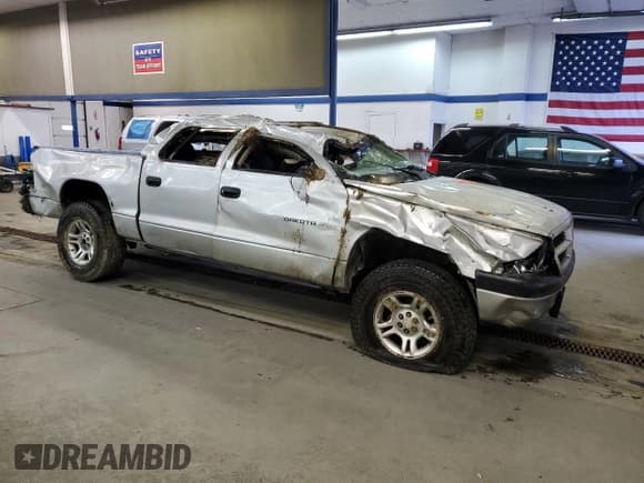 ✅ 2002 Dodge Dakota Sport • VIN: 1B7HG38NX2S509746 • Lot: 87681985. Wystawiony na Copart z przebiegiem Nie podano. Bezpłatny archiwum sprzedaży aukcyjnych z USA i szczegółowy raport historii pojazdu na DreamBid. Zdjęcie 4.