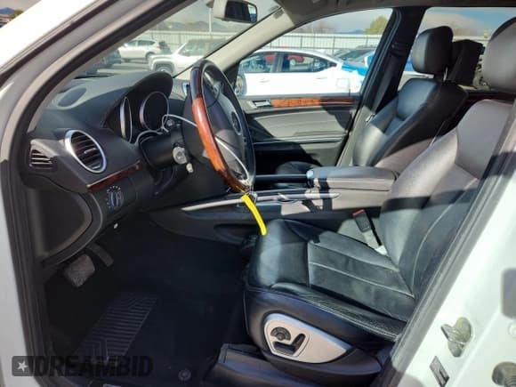 ✅ 2008 Mercedes-Benz GL 550 • VIN: 4JGBF86E38A399447 • Lot: 92295745. Wystawiony na Copart z przebiegiem 107 817 mil. Bezpłatny archiwum sprzedaży aukcyjnych z USA i szczegółowy raport historii pojazdu na DreamBid. Zdjęcie 7.