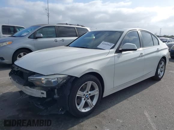 ✅ 2015 BMW 3 Series 328i • VIN: WBA3C1C50FK122384 • Lot: 42243932. Wystawiony na IAAI z przebiegiem 75 863 mil. Bezpłatny archiwum sprzedaży aukcyjnych z USA i szczegółowy raport historii pojazdu na DreamBid. Zdjęcie 17.