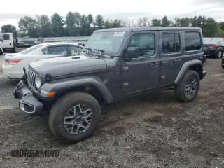 ✅ 2025 Jeep Wrangler Sahara • VIN: 1C4PJXEN4SW573945 • Lot: 85303885. Wystawiony na Copart z przebiegiem 7 815 mil. Bezpłatny archiwum sprzedaży aukcyjnych z USA i szczegółowy raport historii pojazdu na DreamBid. Zdjęcie 1.