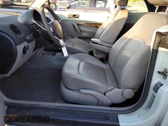 ✅ 2006 Volkswagen Beetle • VIN: 3VWRF31Y16M319759 • Lot: 90759135. Wystawiony na Copart z przebiegiem 124 158 mil. Bezpłatny archiwum sprzedaży aukcyjnych z USA i szczegółowy raport historii pojazdu na DreamBid. Zdjęcie 7.