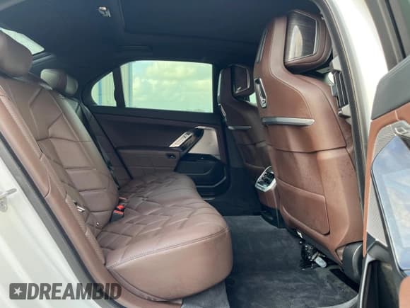 ✅ 2023 BMW 7 Series 760i xDrive • VIN: WBA33EJ06PCL49704 • Лот: 76090314. Опубликован ранее на Copart с пробегом 27 123 миль. Бесплатный доступ к архиву аукционных продаж из США и подробный отчёт об истории автомобиля на DreamBid. Изображение 10.