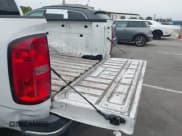 ✅ 2018 Chevrolet Colorado 2WD Work Truck • VIN: 1GCGSBEA9J1315770 • Lot: 42724637. Wystawiony na IAAI z przebiegiem 49 734 mil. Bezpłatny archiwum sprzedaży aukcyjnych z USA i szczegółowy raport historii pojazdu na DreamBid. Zdjęcie 17.