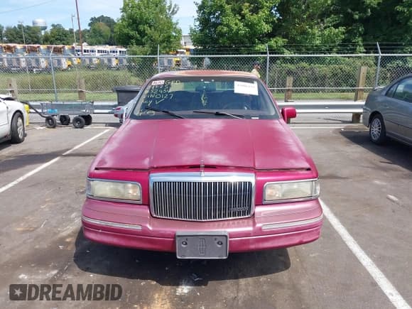 ✅ 1995 Lincoln Town Car Signature • VIN: 1LNLM82W9SY710127 • Лот: 43086194. Опубликован ранее на IAAI с пробегом 249 640 миль. Бесплатный доступ к архиву аукционных продаж из США и подробный отчёт об истории автомобиля на DreamBid. Изображение 12.