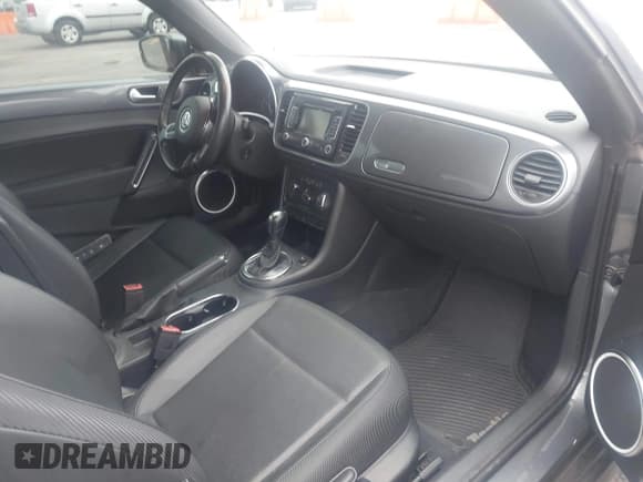 ✅ 2013 Volkswagen Beetle 2.5L • VIN: 3VWJP7AT6DM667477 • Lot: 42215545. Wystawiony na IAAI z przebiegiem 87 392 mil. Bezpłatny archiwum sprzedaży aukcyjnych z USA i szczegółowy raport historii pojazdu na DreamBid. Zdjęcie 5.