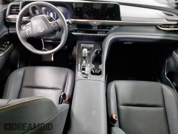 ✅ 2025 Toyota Crown Platinum • VIN: JTDAFAAF0S3011092 • Lot: 60269745. Wystawiony na Copart z przebiegiem 12 171 mil. Bezpłatny archiwum sprzedaży aukcyjnych z USA i szczegółowy raport historii pojazdu na DreamBid. Zdjęcie 8.