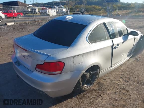 ✅ 2009 BMW 1 Series 135i • VIN: WBAUC73589VK95077 • Lot: 43390617. Wystawiony na IAAI z przebiegiem 96 689 mil. Bezpłatny archiwum sprzedaży aukcyjnych z USA i szczegółowy raport historii pojazdu na DreamBid. Zdjęcie 4.