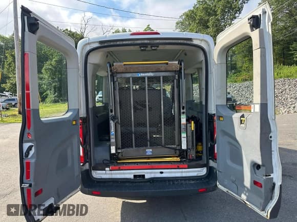 ✅ 2017 Ford Transit XL • VIN: 1FDZX2CM0HKA42015 • Lot: 64076855. Wystawiony na Copart z przebiegiem 252 406 mil. Bezpłatny archiwum sprzedaży aukcyjnych z USA i szczegółowy raport historii pojazdu na DreamBid. Zdjęcie 8.