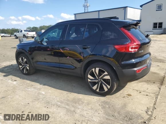 ✅ 2024 Volvo XC40 Plus Dark Theme • VIN: YV4L12UL3R2274043 • Lot: 71405475. Wystawiony na Copart z przebiegiem 11 678 mil. Bezpłatny archiwum sprzedaży aukcyjnych z USA i szczegółowy raport historii pojazdu na DreamBid. Zdjęcie 2.