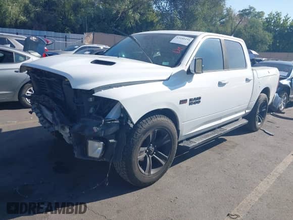 2017 Ram 1500 Night z VIN 1C6RR7MT0HS561087, wystawiony jako IAAI lot #43188191 z przebiegiem 138 239 mil mil oraz . Historia ofert i sprzedaży dostępna na DreamBid. Obrazek 18.