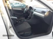 ✅ 2017 Volkswagen Passat S • VIN: 1VWAT7A33HC019579 • Lot: 42889382. Wystawiony na IAAI z przebiegiem 55 544 mil. Bezpłatny archiwum sprzedaży aukcyjnych z USA i szczegółowy raport historii pojazdu na DreamBid. Zdjęcie 5.