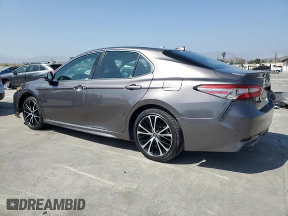 ✅ 2019 Toyota Camry LE • VIN: 4T1B11HK4KU197568 • Лот: 62030865. Опубликован ранее на Copart с пробегом 72 711 миль. Бесплатный доступ к архиву аукционных продаж из США и подробный отчёт об истории автомобиля на DreamBid. Изображение 2.