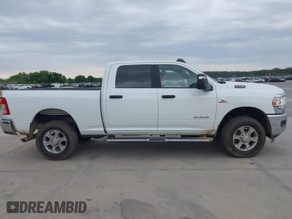 ✅ 2024 Ram 2500 Big Horn • VIN: 3C6UR5DL5RG291586 • Lot: 42152080. Wystawiony na IAAI z przebiegiem 42 173 mil. Bezpłatny archiwum sprzedaży aukcyjnych z USA i szczegółowy raport historii pojazdu na DreamBid. Zdjęcie 13.